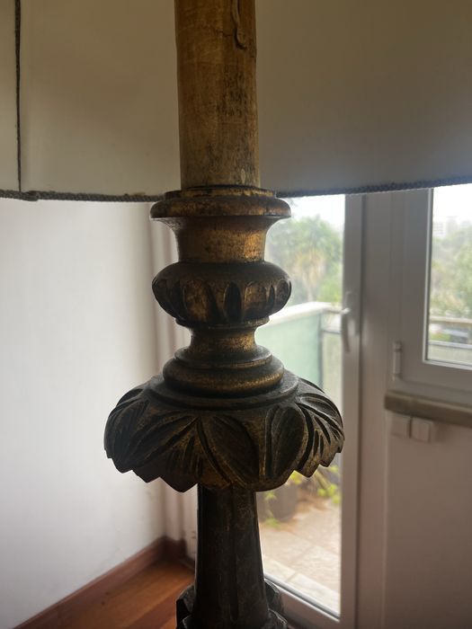 Candeeiro de pé alto em talha dourada