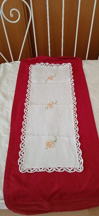 Naperon bordado e debruado a crochet