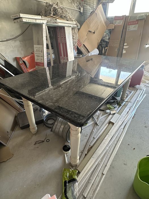 Mesa em Pedra maciça e cadeiras