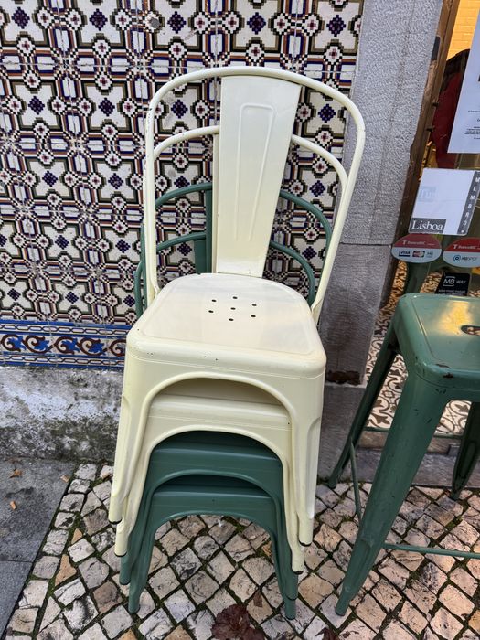 Cadeiras verdes e amarelas