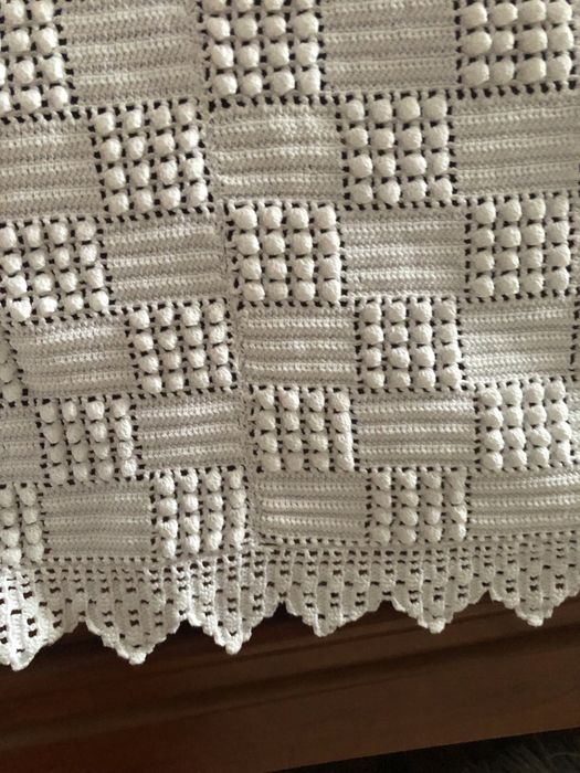 Colchas diferentes em crochet feito á mão e uma com linho