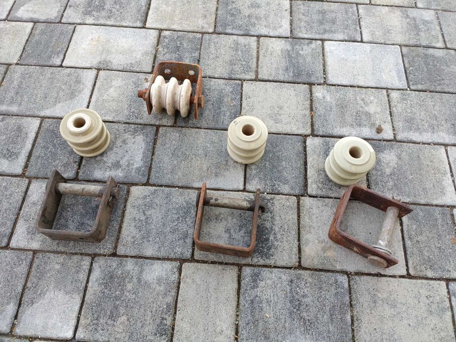 Izolator szpulowy i mocowania do nich