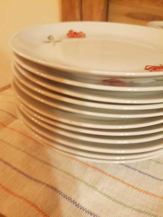 Zestaw talerzy - porcelana czechosłowacka - 24 talerze i misa