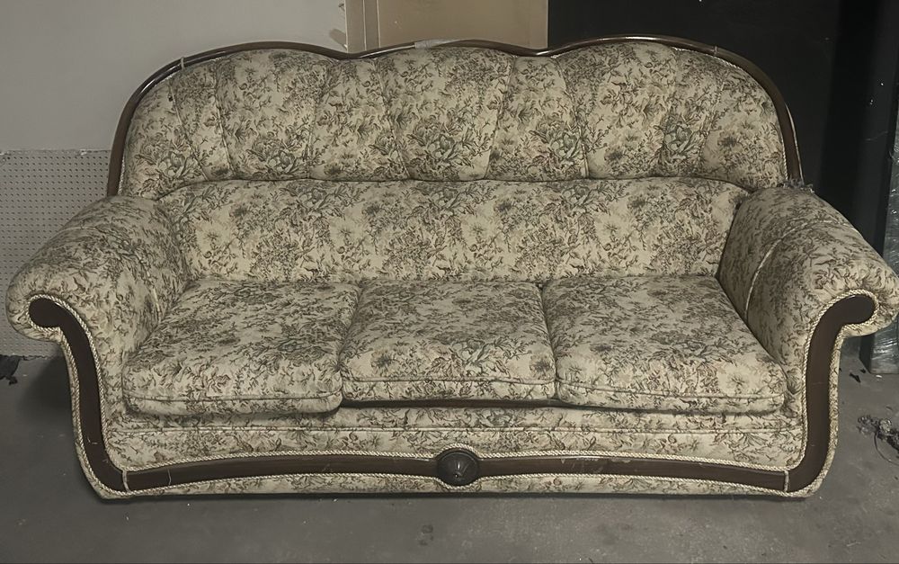 Sofá Cama de casal com excelente estofo e madeira