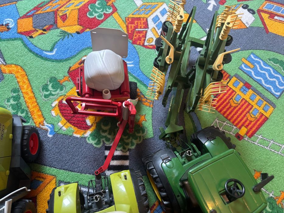 Bruder 2 traktory, sieczkarnia, owijarka, zgrabiarka do siana