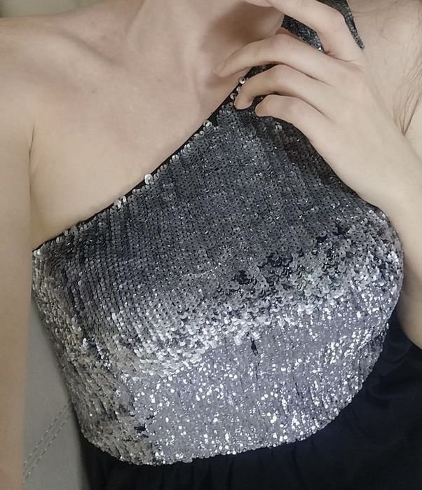 Чорне шифонове плаття з сріблястими паєтками