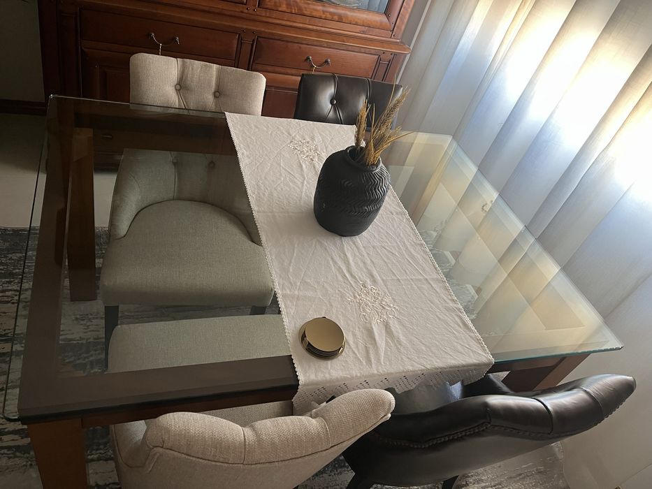 Mesa de jantar, em vidro e madeira de cerejeira