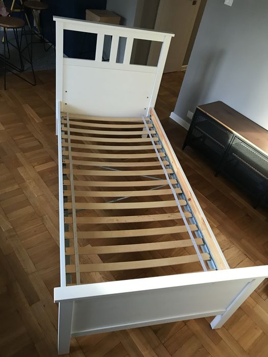 Białe łóżko IKEA Hemnes w komplecie z materacem