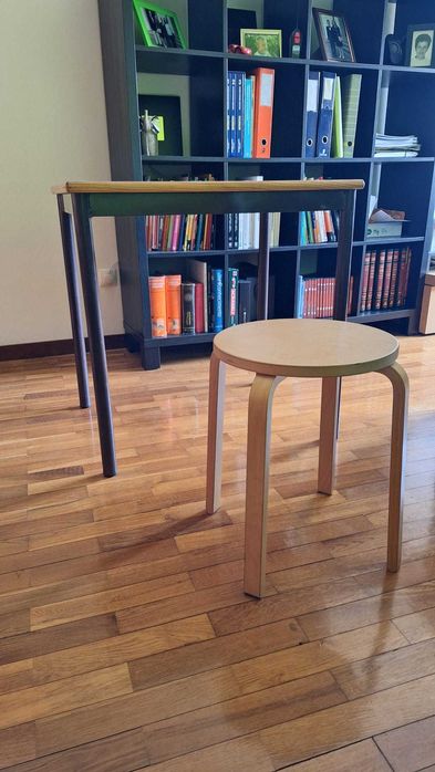 Material para sala de estudo, mesas, bancos, quadros, etc.