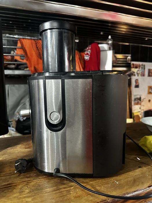 Centrifugadora de sumos BECKEN em aço inoxidável.