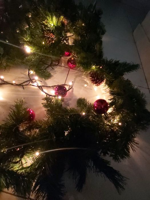 Grinaldas com luzes e bolas natal