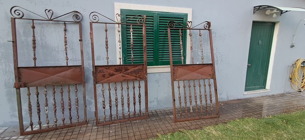 Três portões de ferro maciço
