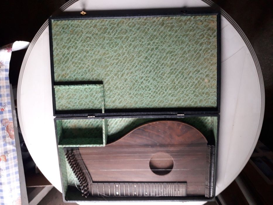 Stary instrument muzyczny cytra