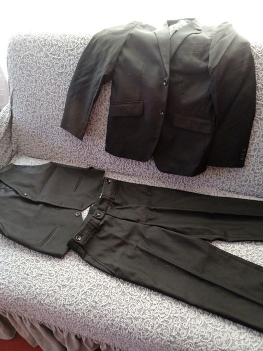 Костюм чорного кольору 7-9 років