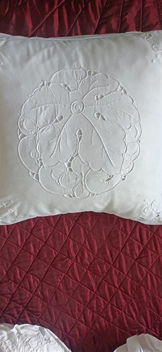 Almofadas em linho bordado