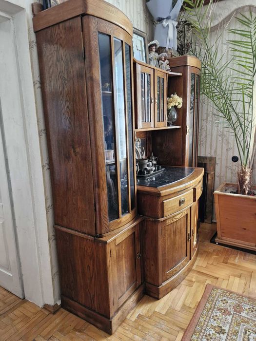 Старовинний креденс із мармуровою вставкою