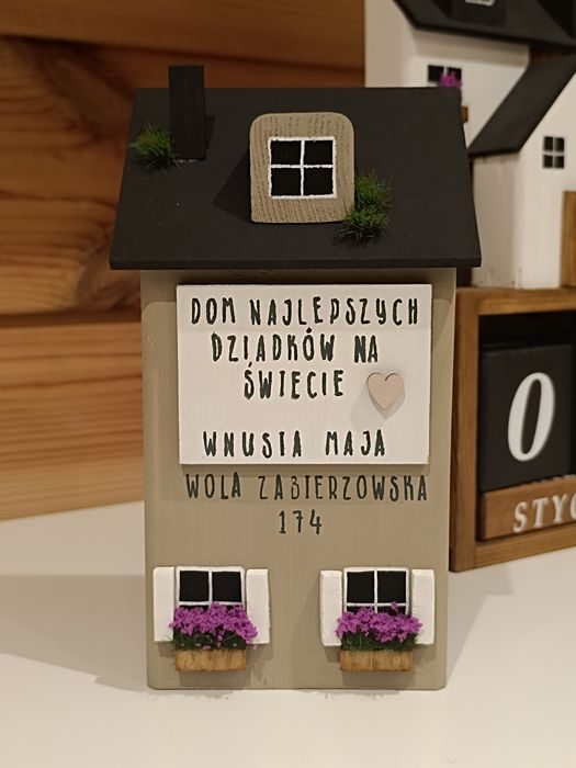 Domek drewniany z napisami rękodzieło dzień babci i dziadka
