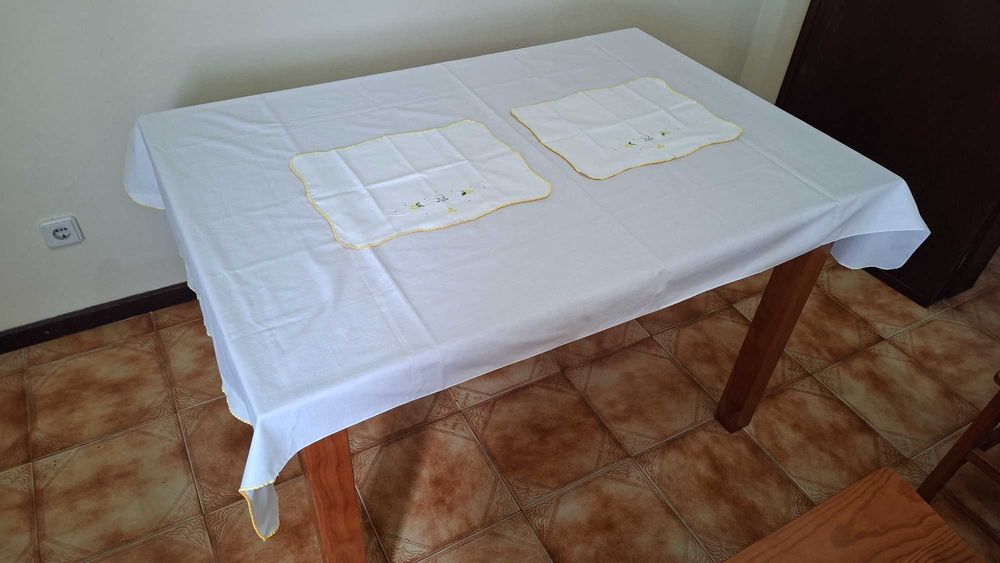 Lençol de Bebé com 2 Fronhas bordado a mão