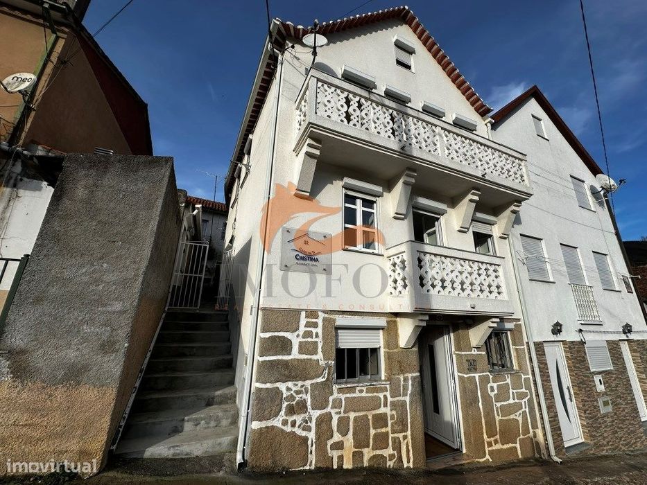 Casa de aldeia com 4 quartos e Alojamento Local ainda a funcionar e...