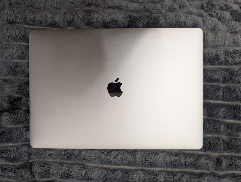 Продам MacBook 15 pro A1990 (обмін на телефон))