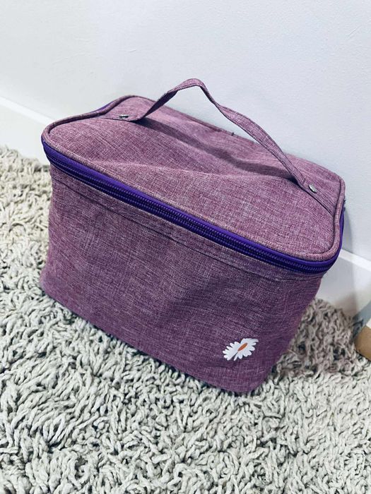 Piękna duża fioletowa kosmetyczka na kosmetyki