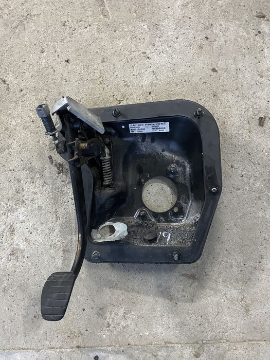 Trafic vivaro pedal sprzegla