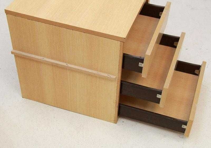 Mesas cabeceira em madeira