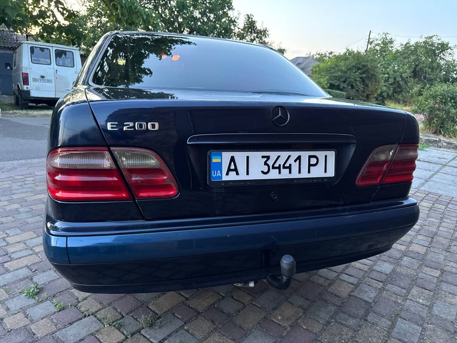 Mercedes W210 E-Class Restyling  2001 год 2л Газ-бензин Автомат