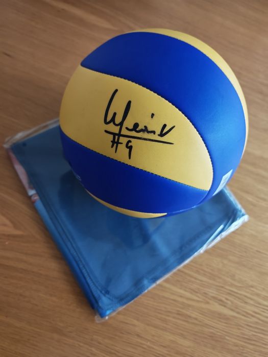 Piłka MIKASA z autografem Wilfredo Leon