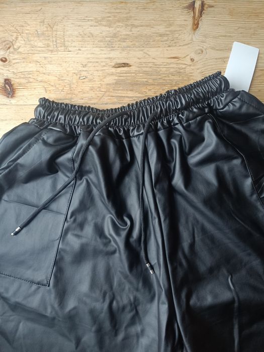 Bermudy z ekoskórki