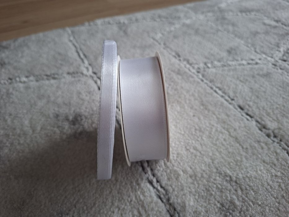 Białe tiule i satynowe wstążki.