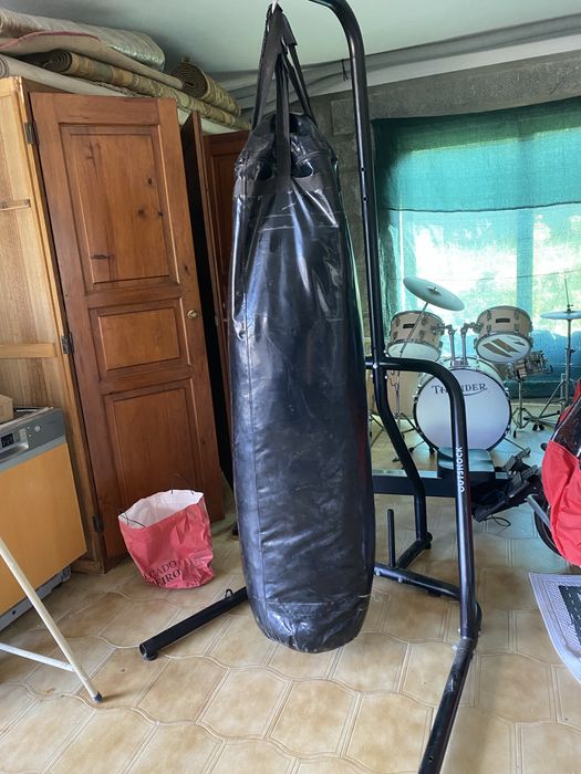 Saco de boxe e suporte