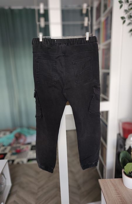Cropp jeansy joggersy carrot z kieszeniami cargo W30 L32