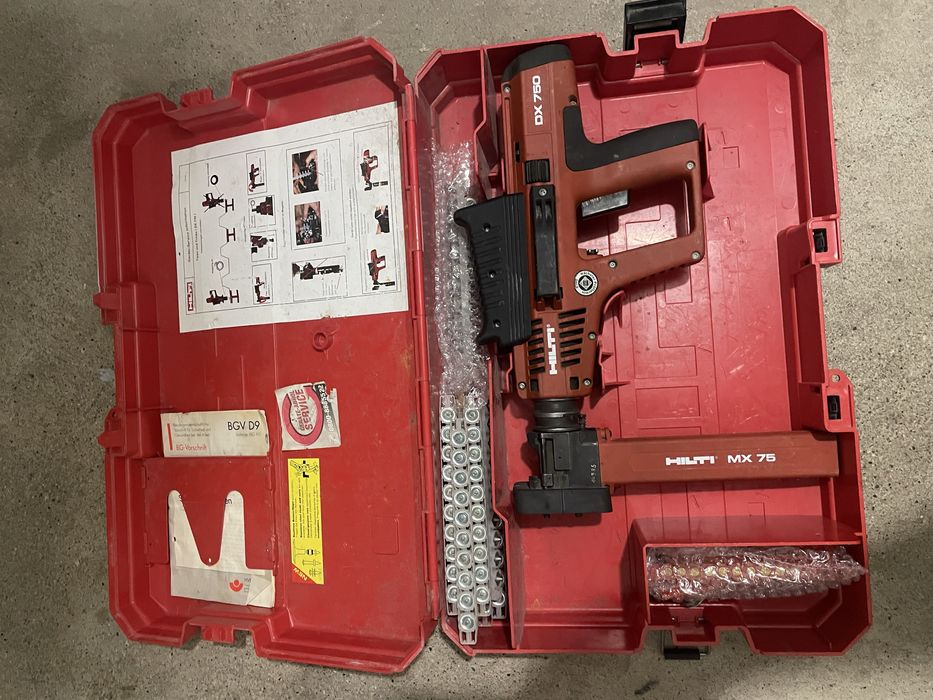 Hilti DX 750 osadzak +naboje i gwoździe mało używane