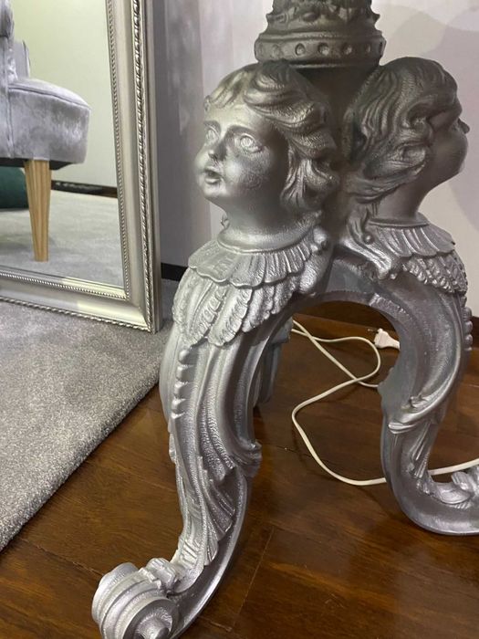 Senhorinha prateada, espelho prateado e mesa prateada