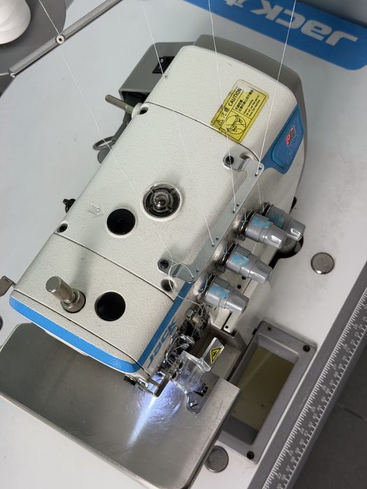 Máquina de Costura Overlock Industrial Jack E4