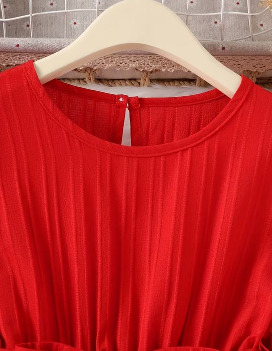 Червоне нарядне плаття