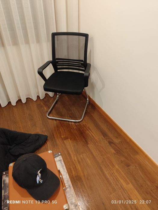 Uma cadeira de secretária simi nova