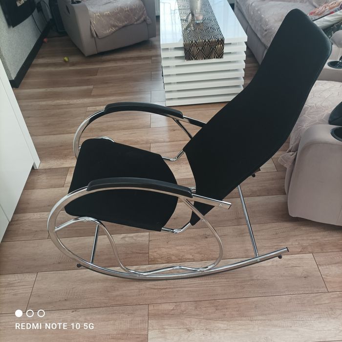 Czarny wypoczynkowy fotel bujany