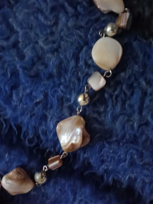 Colar de pedras em tonalidades creme e dourado