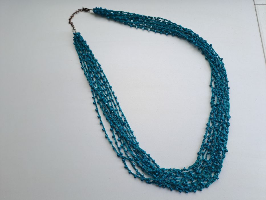 Colar de missangas azul turquesa com várias voltas