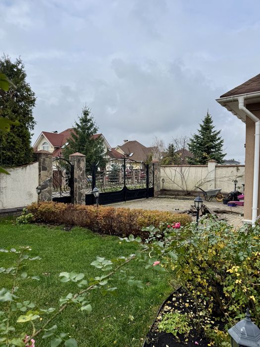 Будинок 300 кв.м. З усіма Комунікаціями в масиві Канадське село!