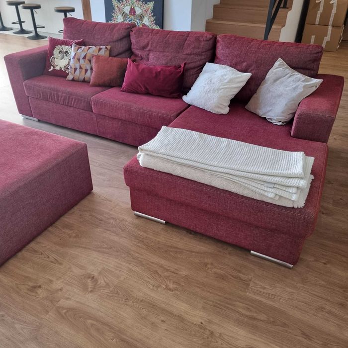 Sofá com chaise longue e puff de centro