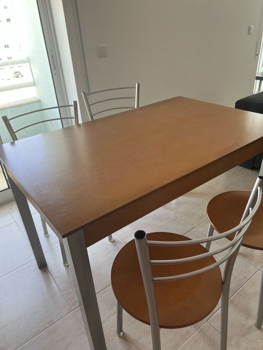 Mesa + 4 cadeiras madeira e metal