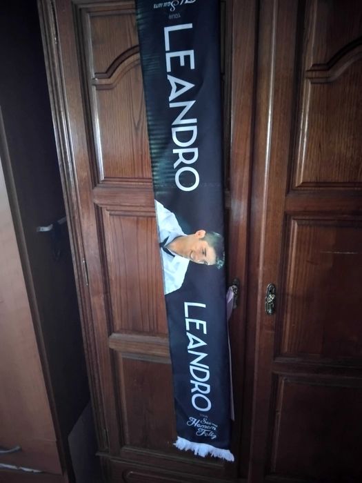Cachecóis do cantor Leandro