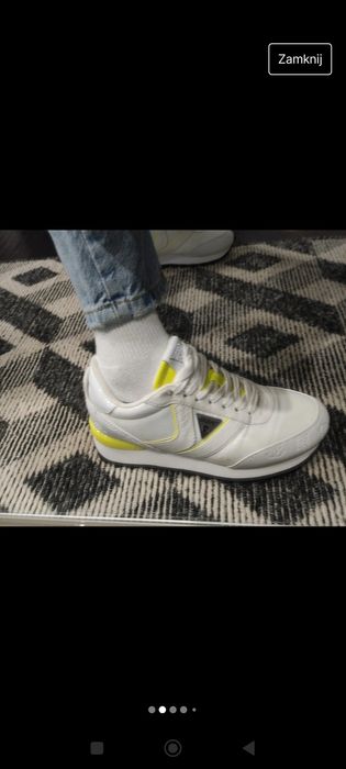 Sneakersy firmy Guess.