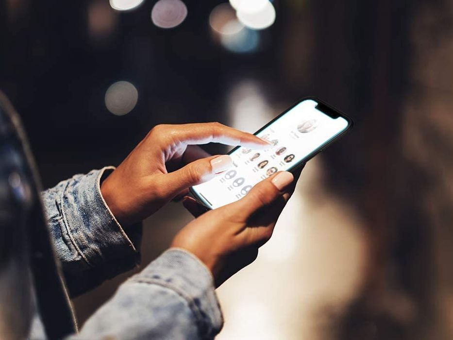 Szkło hartowane Spigen Glas.tR do Apple iPhone 13/ 13 Pro/ 14/ 16e