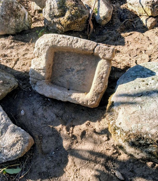 Pia em pedra conca centenária de ruína rural