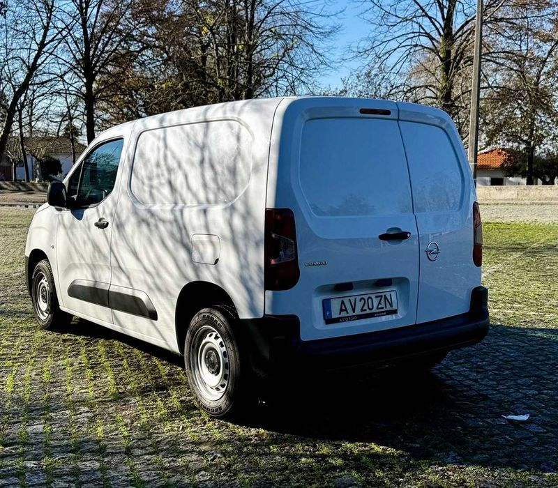 Opel Combo Cargo 2023 1.5 CDTI *Carplay*Sensores traseiros*3 Lugares*