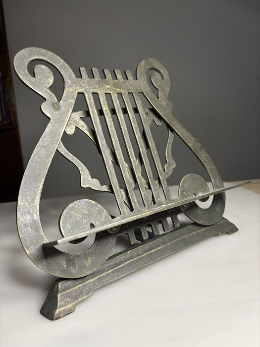 Suporte decorativo em metal estilo harpa